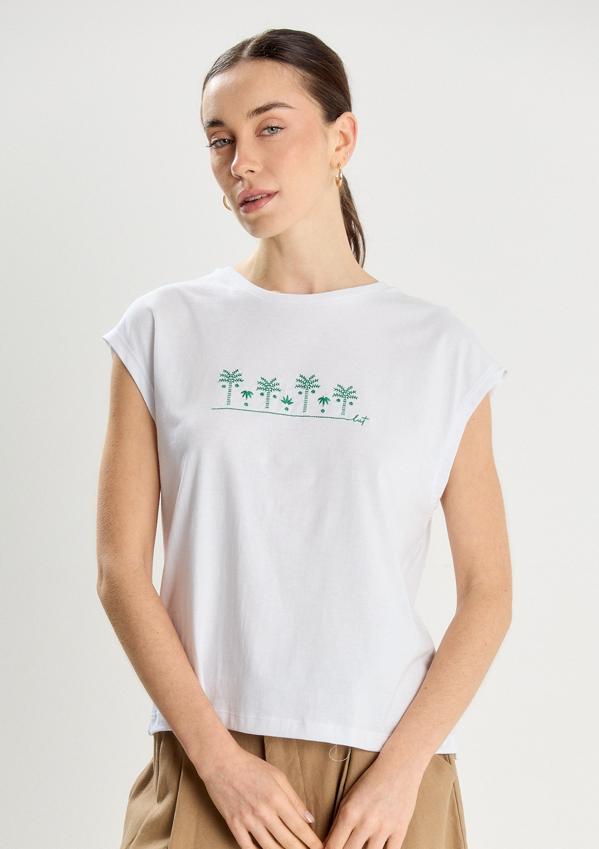 REMERA CON BORDADO