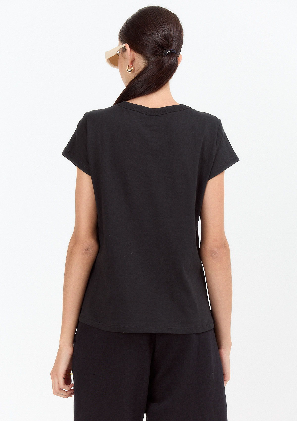 122559181-03999 - REMERA CON CARTERA