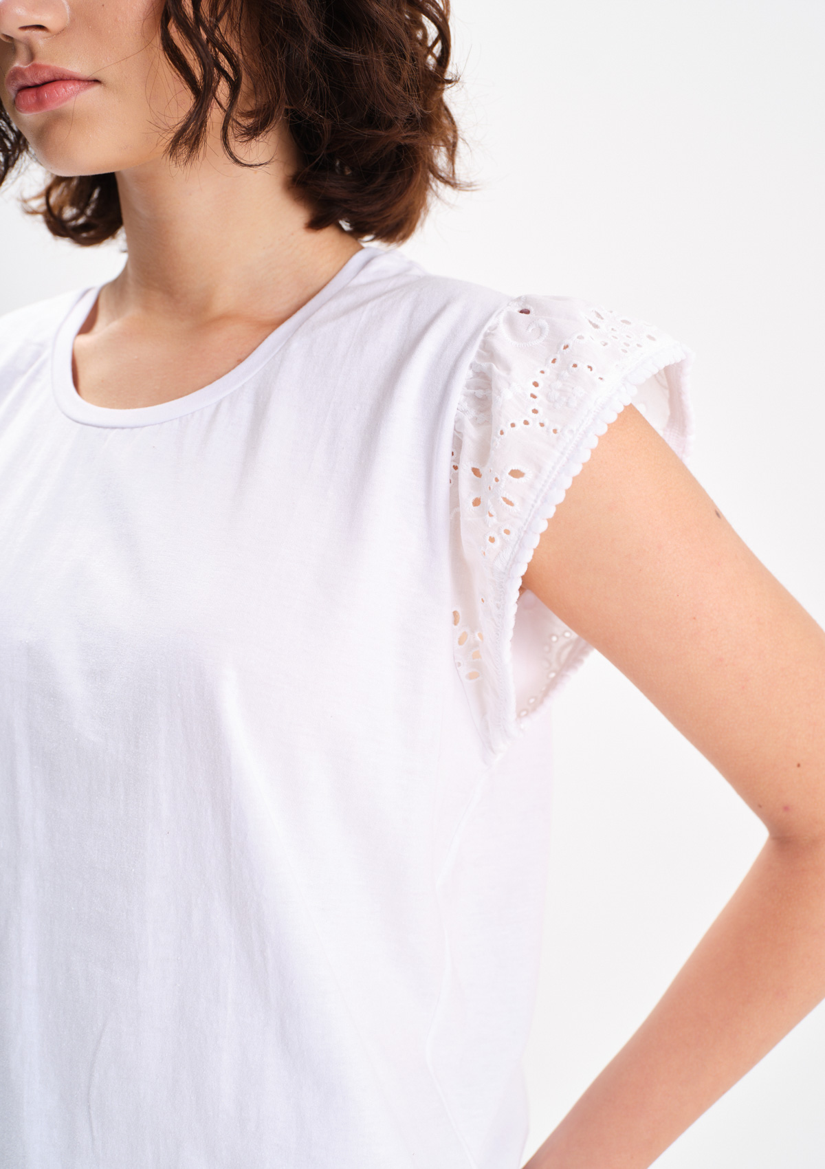112697621-01999 - REMERA CON BRODERIE