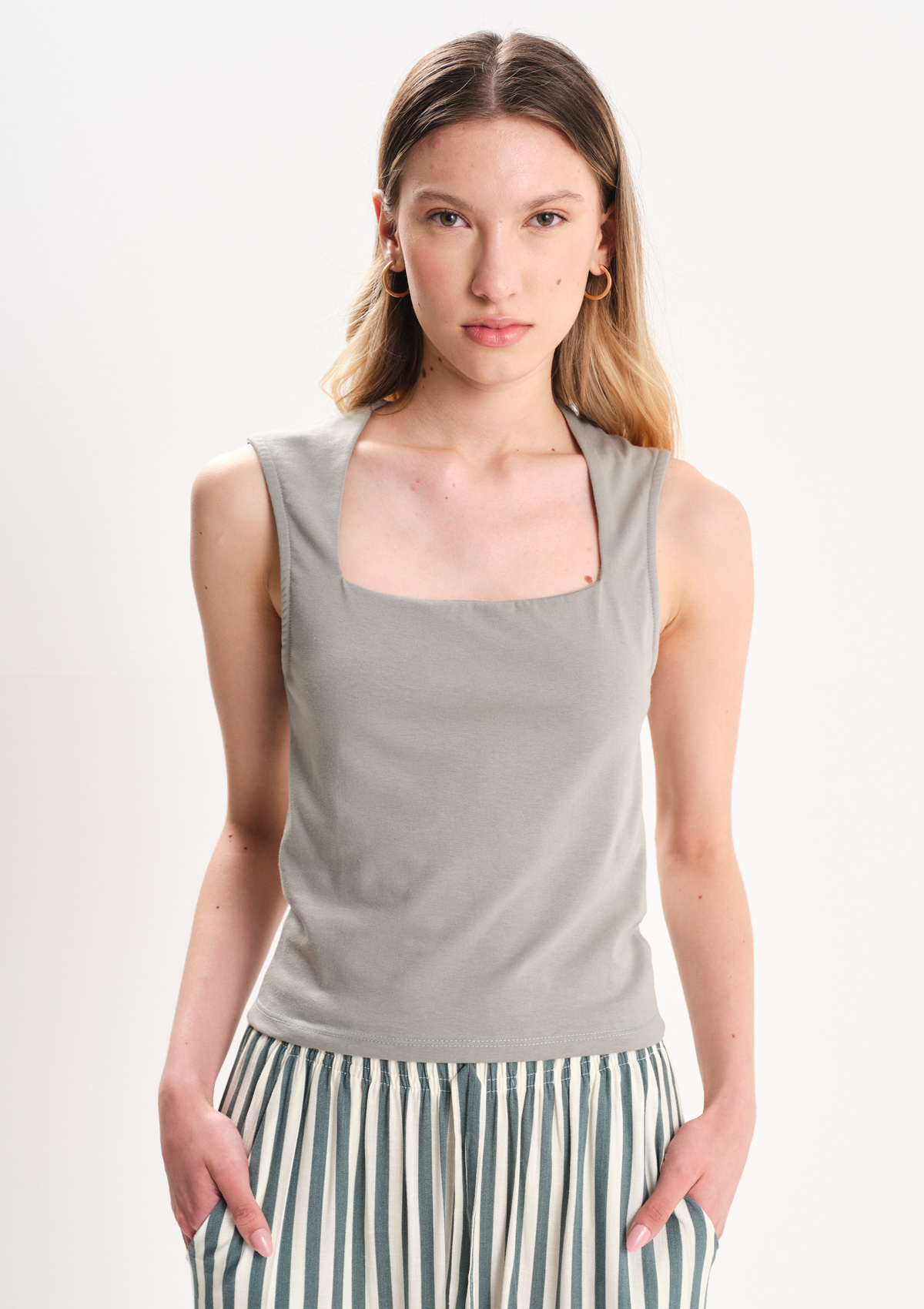 112590281-94999 - TOP ESCOTE CUADRADO