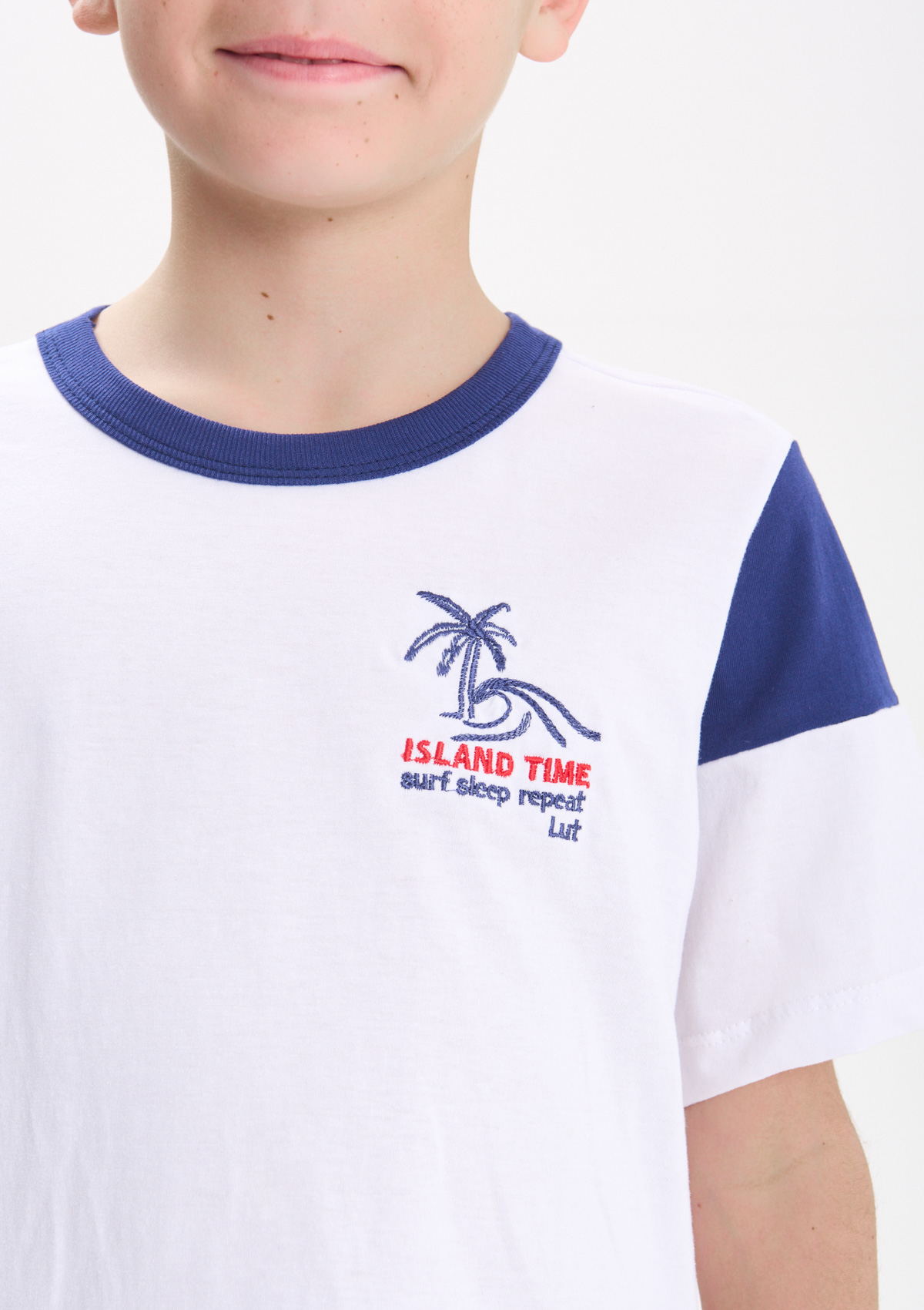 152682701-01999 - REMERA BORDADO