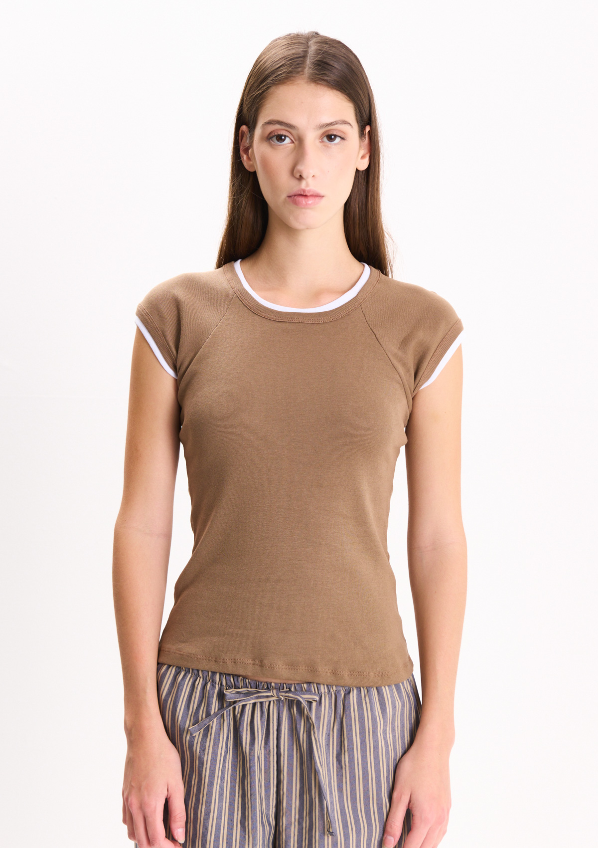 REMERA CON VIVOS