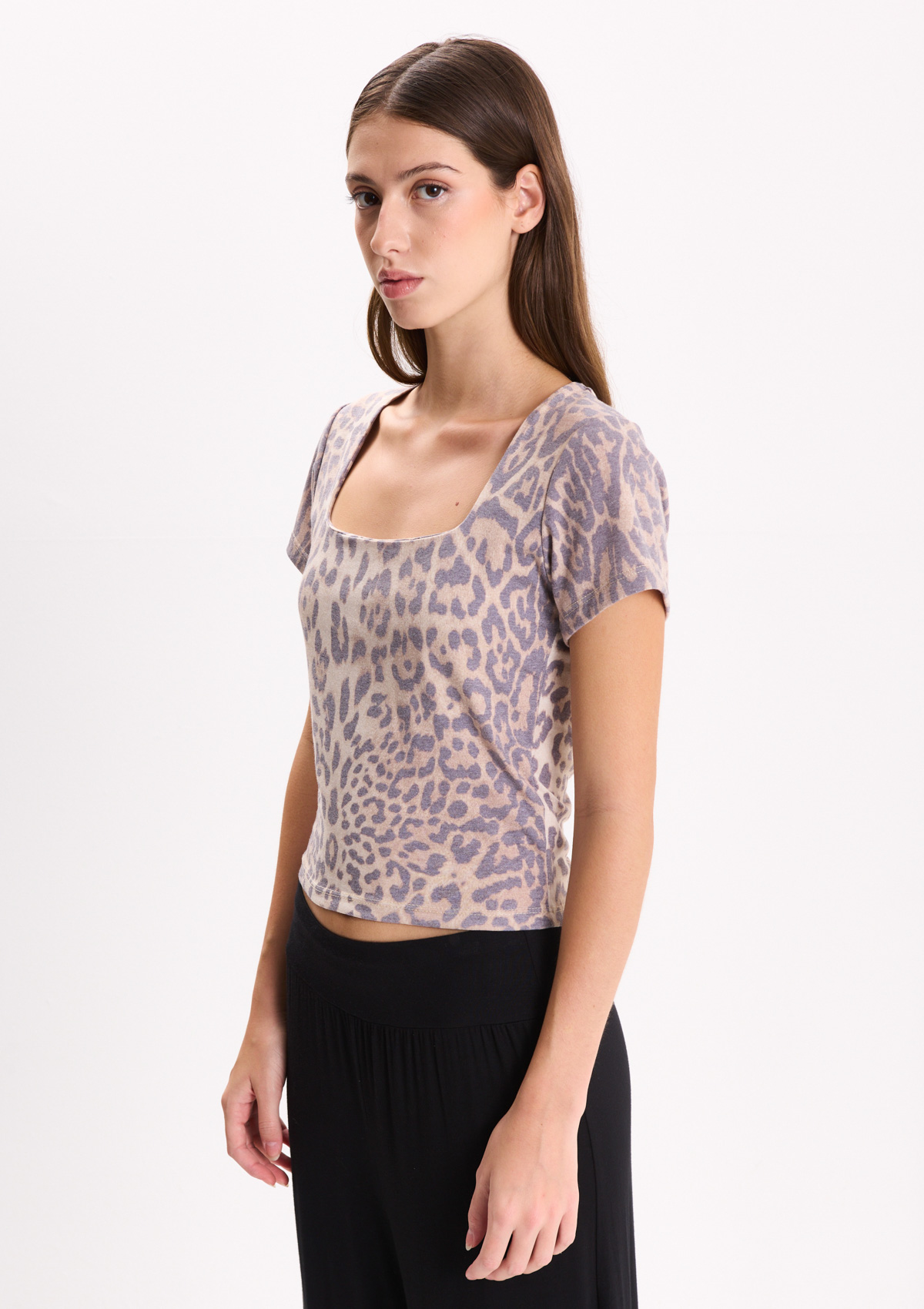 112697271-27999 - REMERA ESCOTE CUADRADO