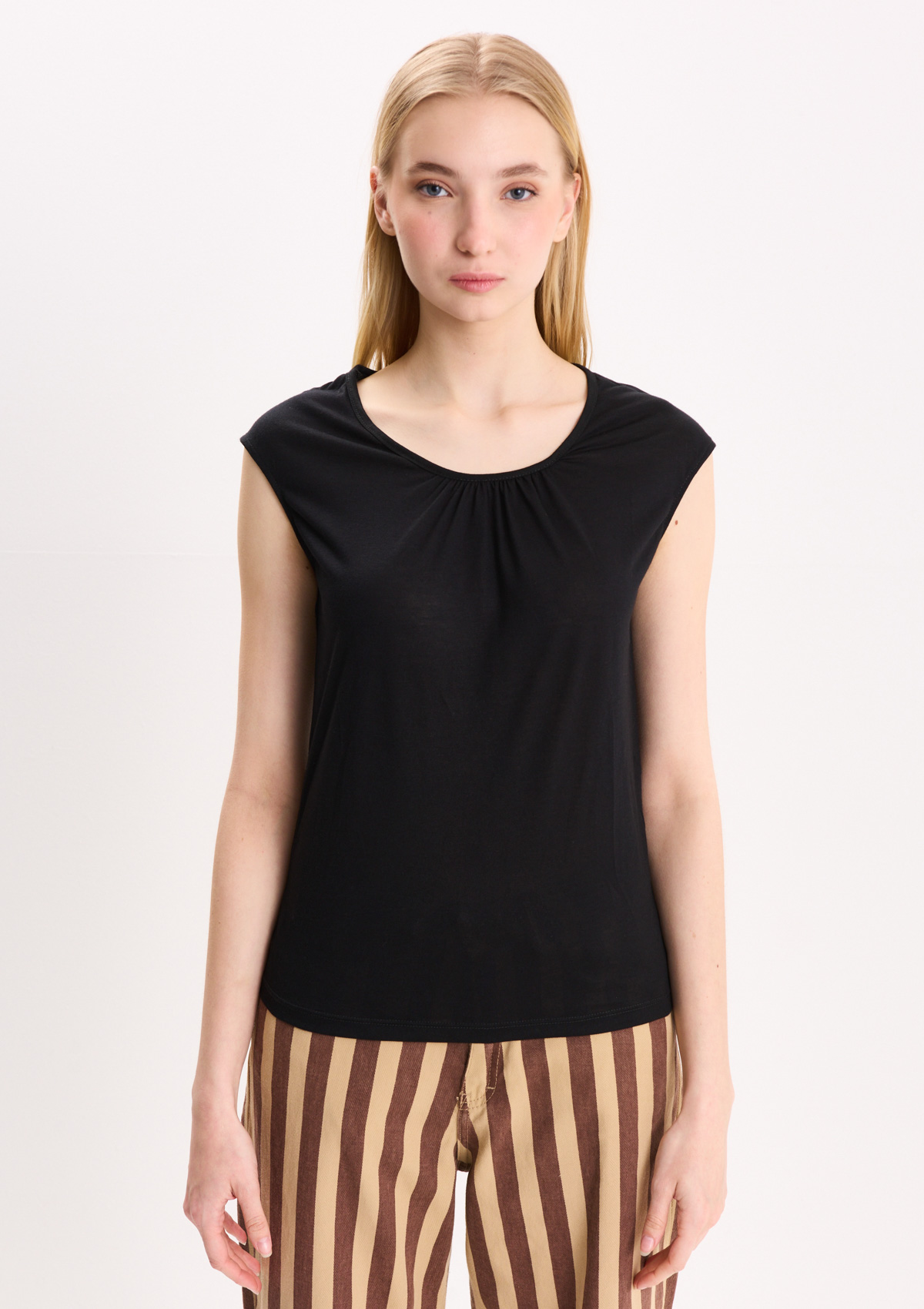 MUSCULOSA CON FRUNCE