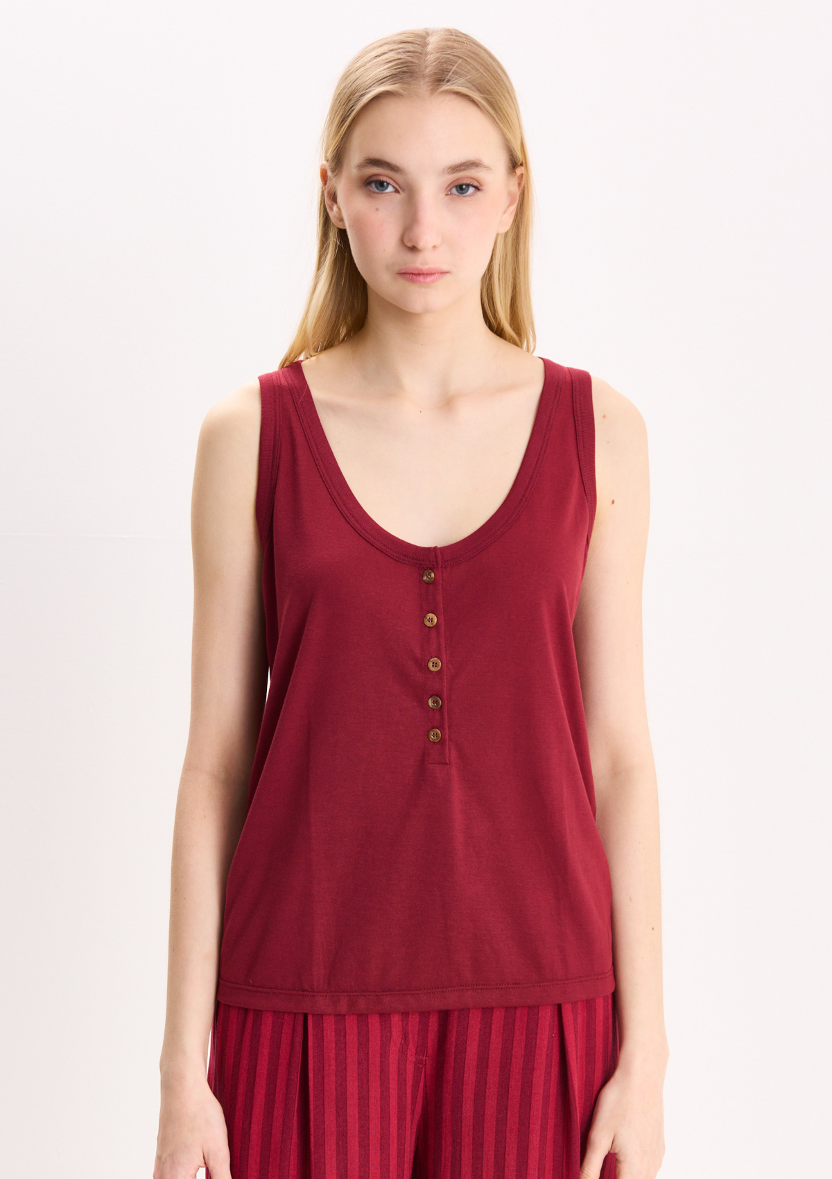 MUSCULOSA CON BOTONES