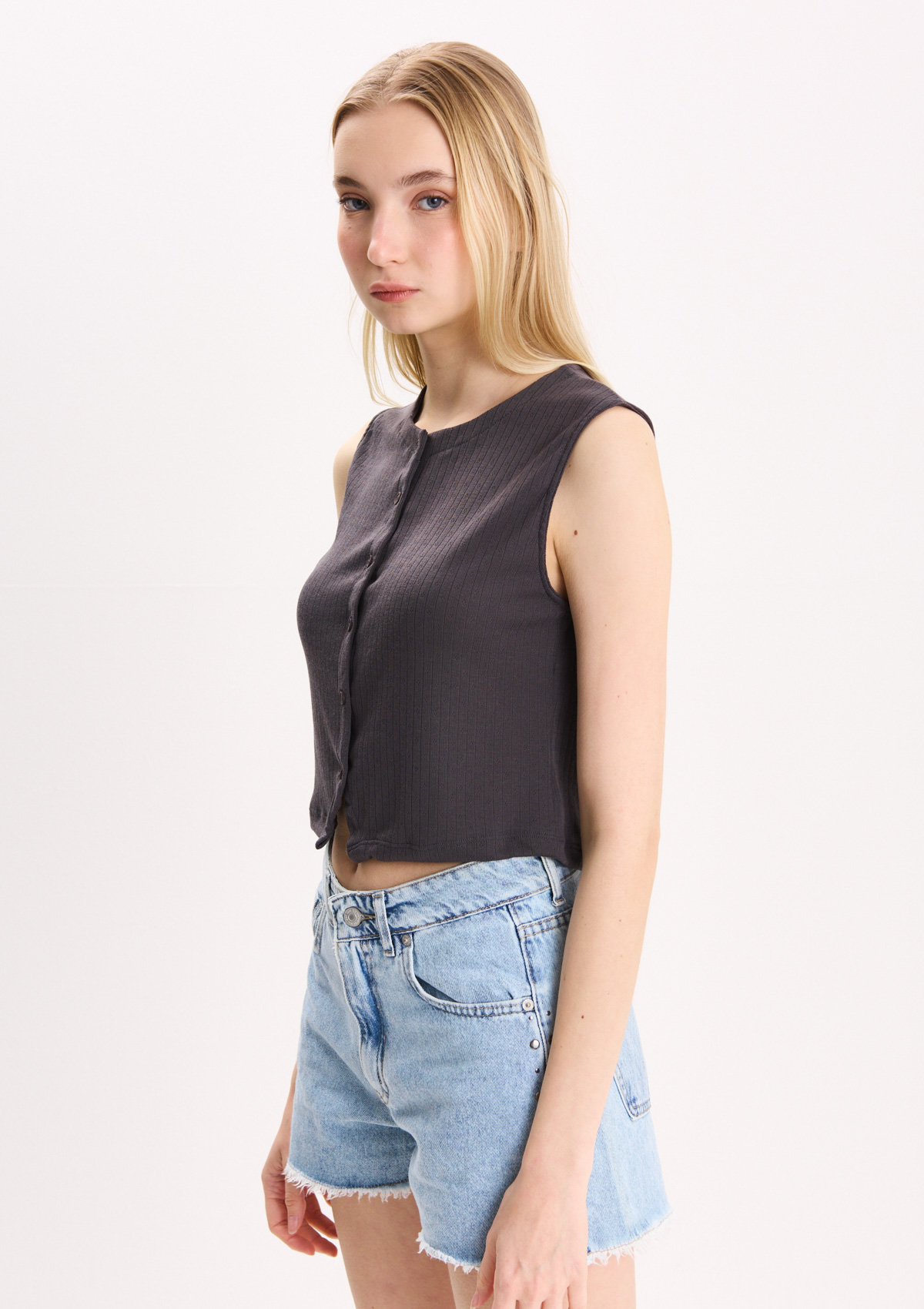 112690461-43999 - MUSCULOSA CON BOTONES