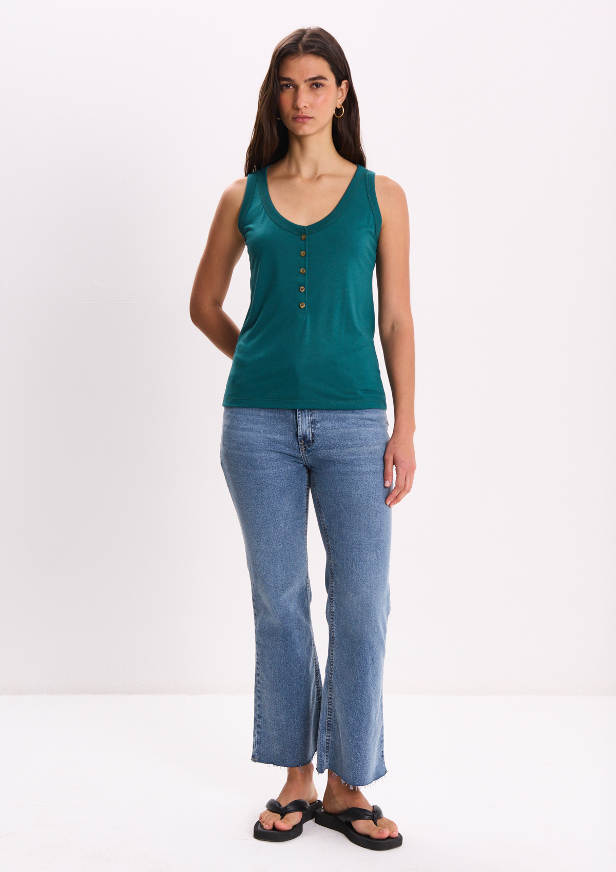 MUSCULOSA CON BOTONES
