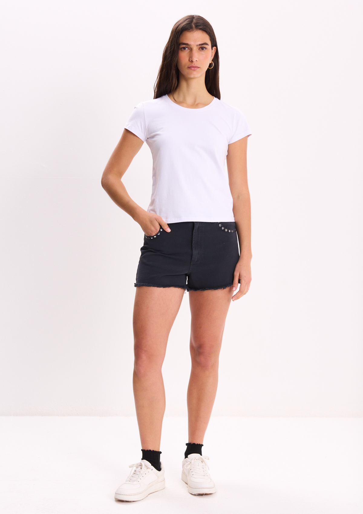 SHORT CON TACHAS