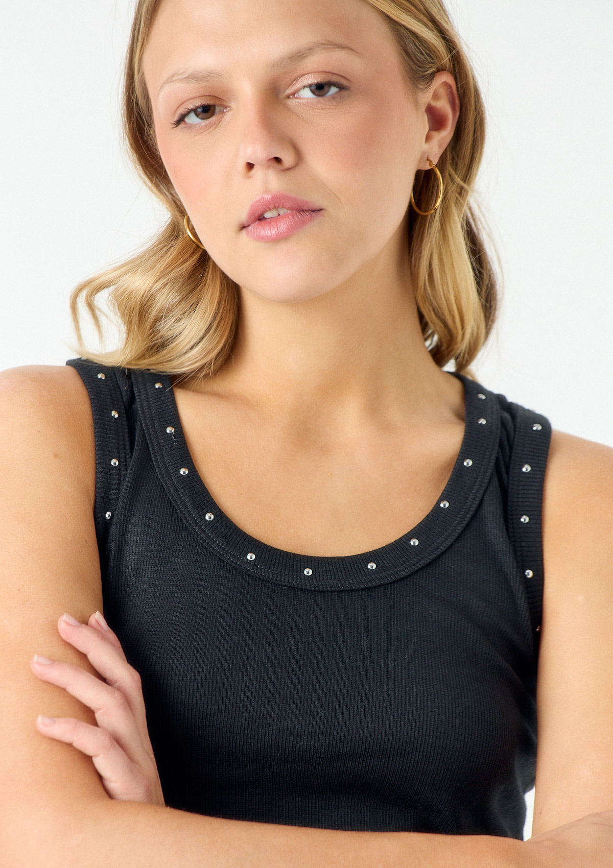 112799411-03999 - MUSCULOSA CON TACHAS