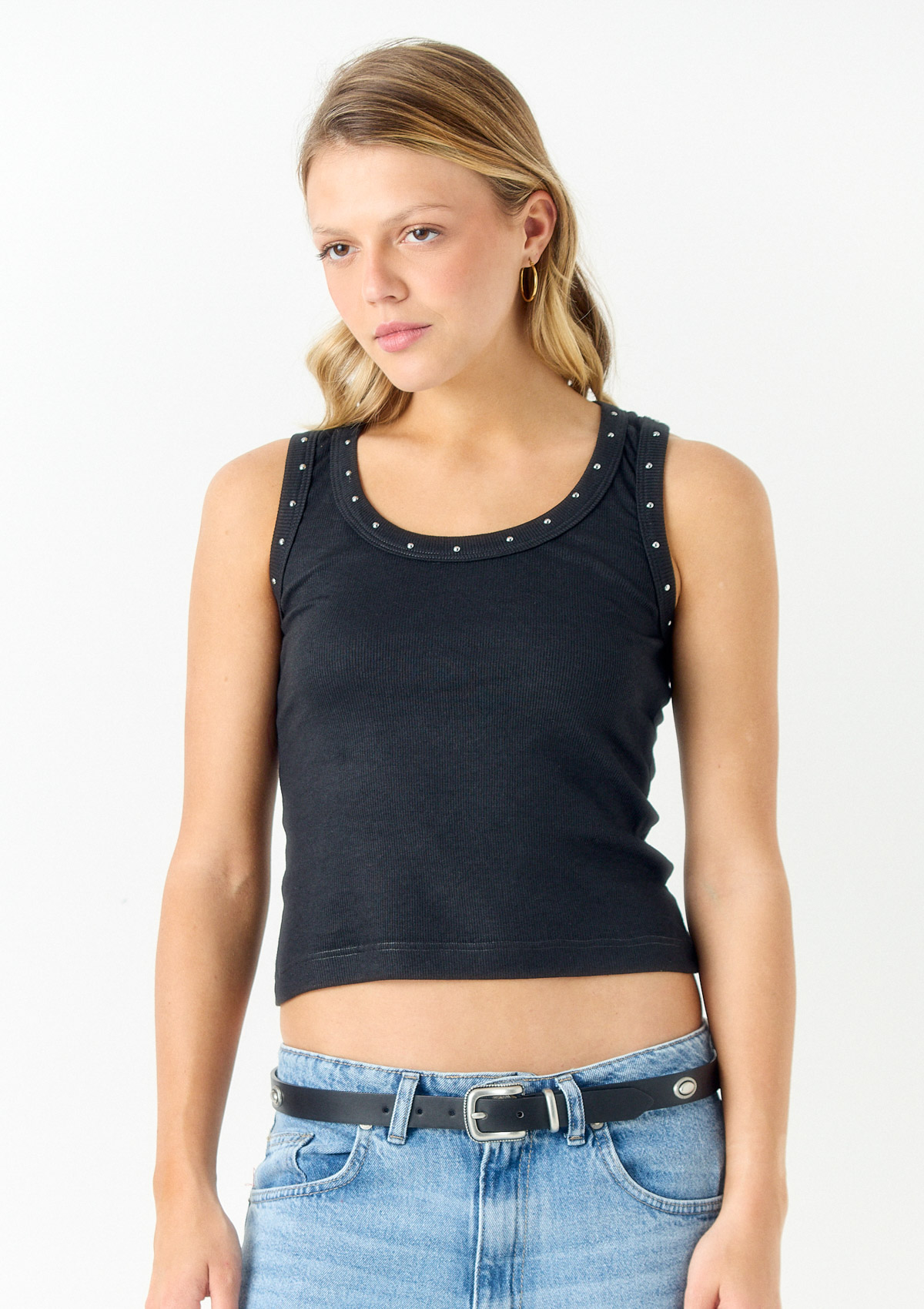112799411-03999 - MUSCULOSA CON TACHAS