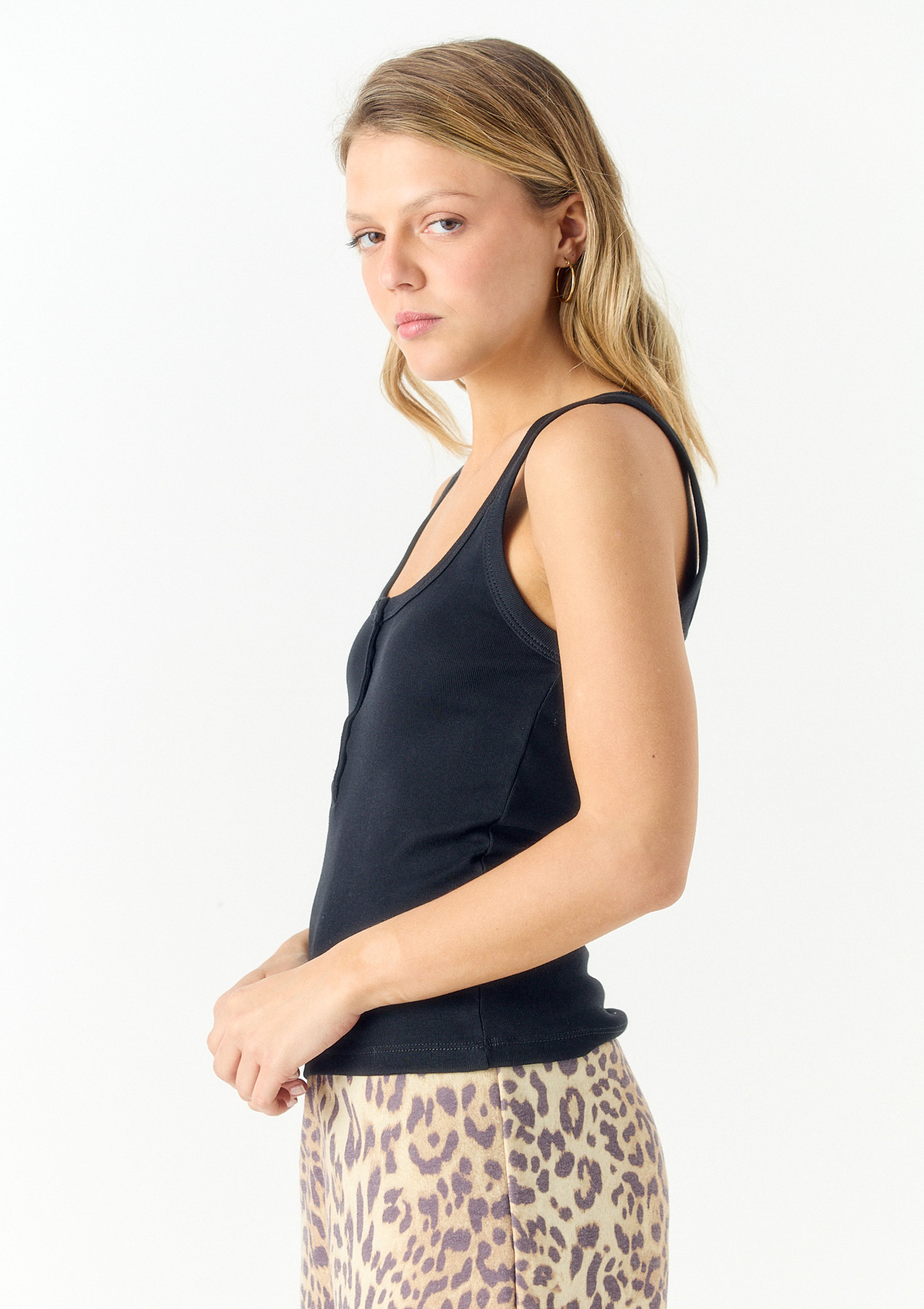122559191-03999 - MUSCULOSA CON BOTONES