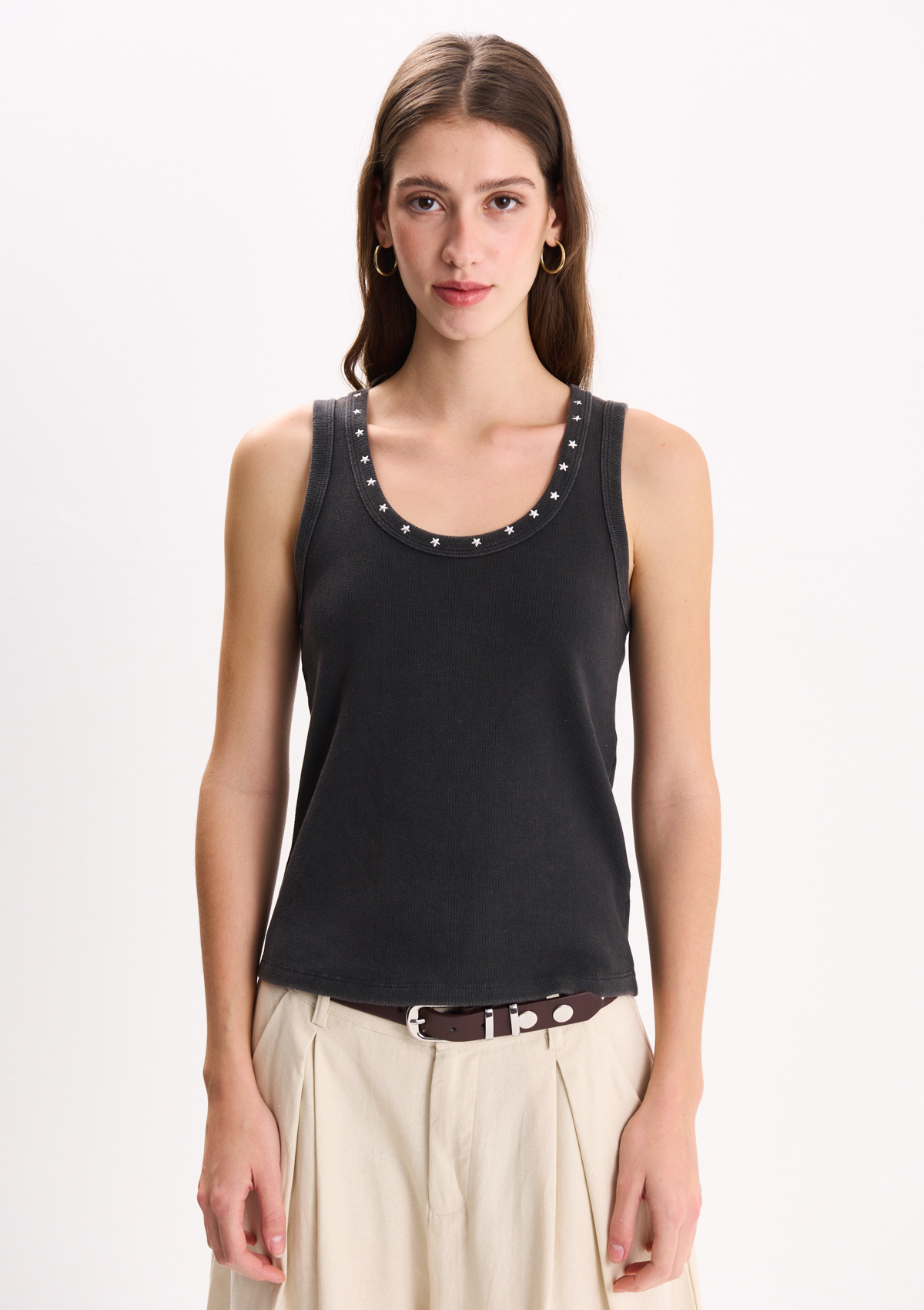 MUSCULOSA CON TACHAS