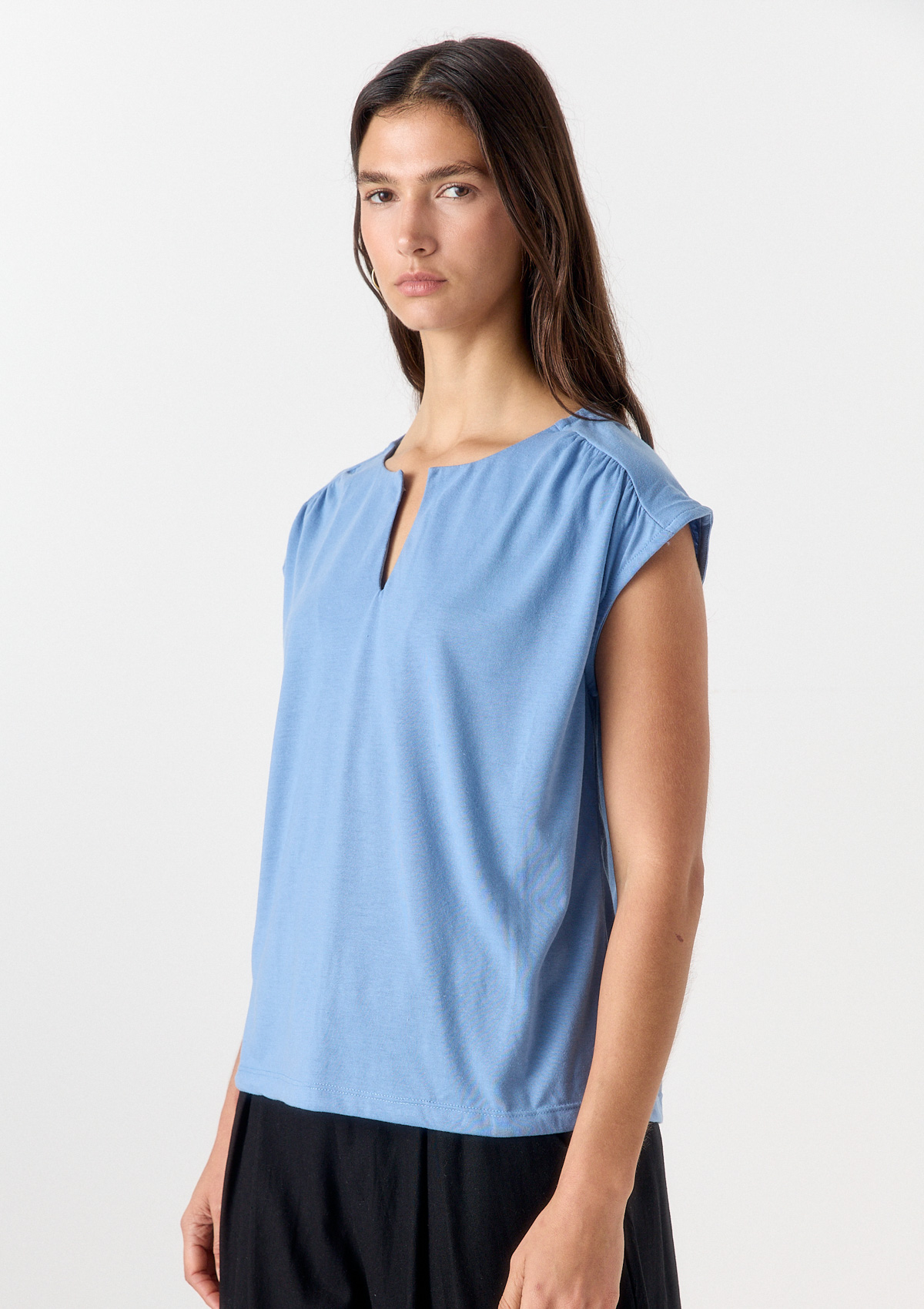 112690221-19999 - REMERA FRUNCES